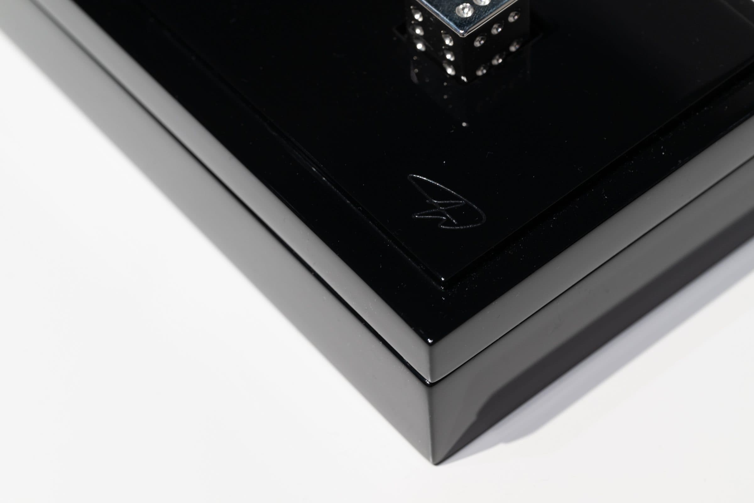 Hanoia lacquer holder — signature detail